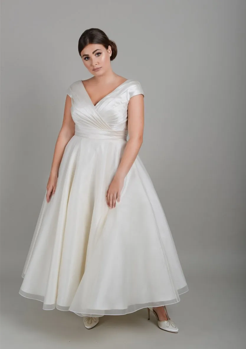 lw-marilyn    Classic Fifties wedding gown with pleated satin wrap bodice