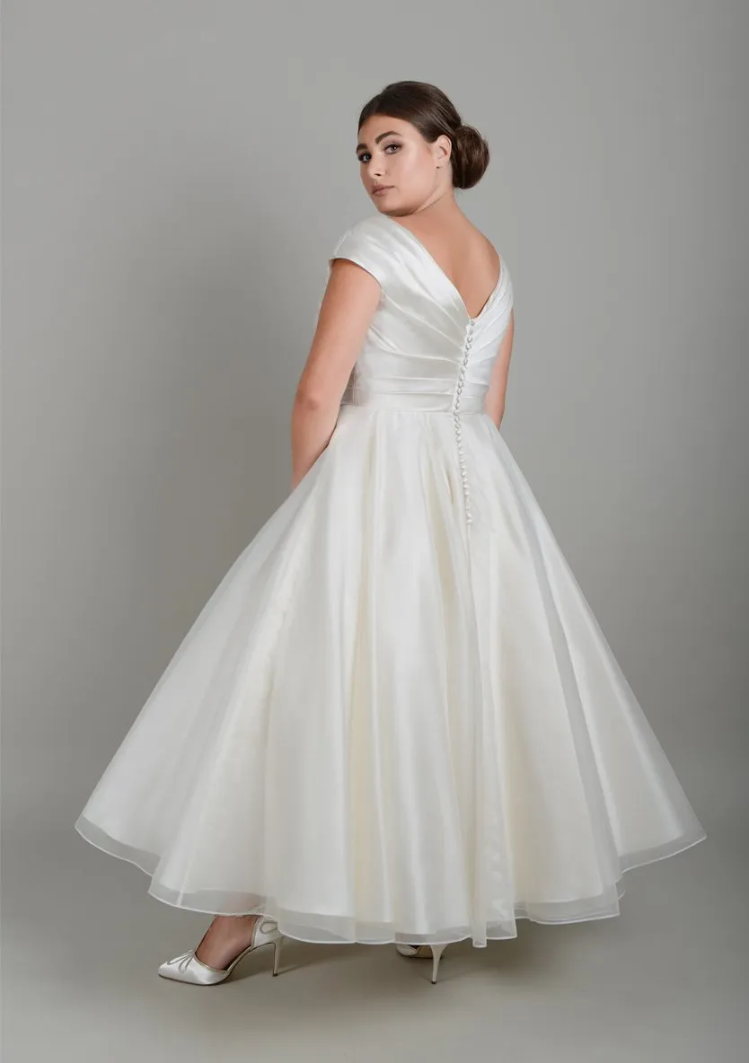 lw-marilyn    Classic Fifties wedding gown with pleated satin wrap bodice